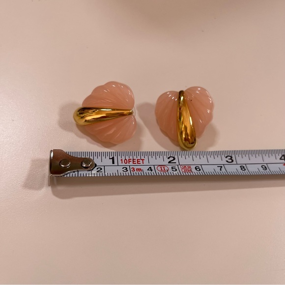 Vintage 80 90 Retro Maximalism Deco pink Lucite Heart Gold Mobwife Earrings - Picture 12 of 15